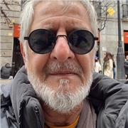 Profesor titulado (Cambridge Certifies) con más de 25 años de experiencia en escuelas de New York. Clases online y presenciales.